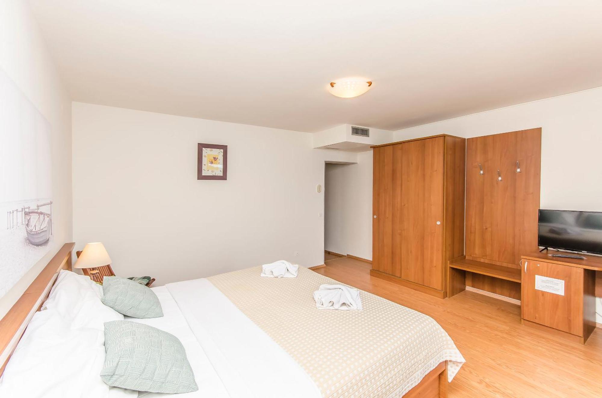 House Hotel Plava Laguna Tisno Exterior photo