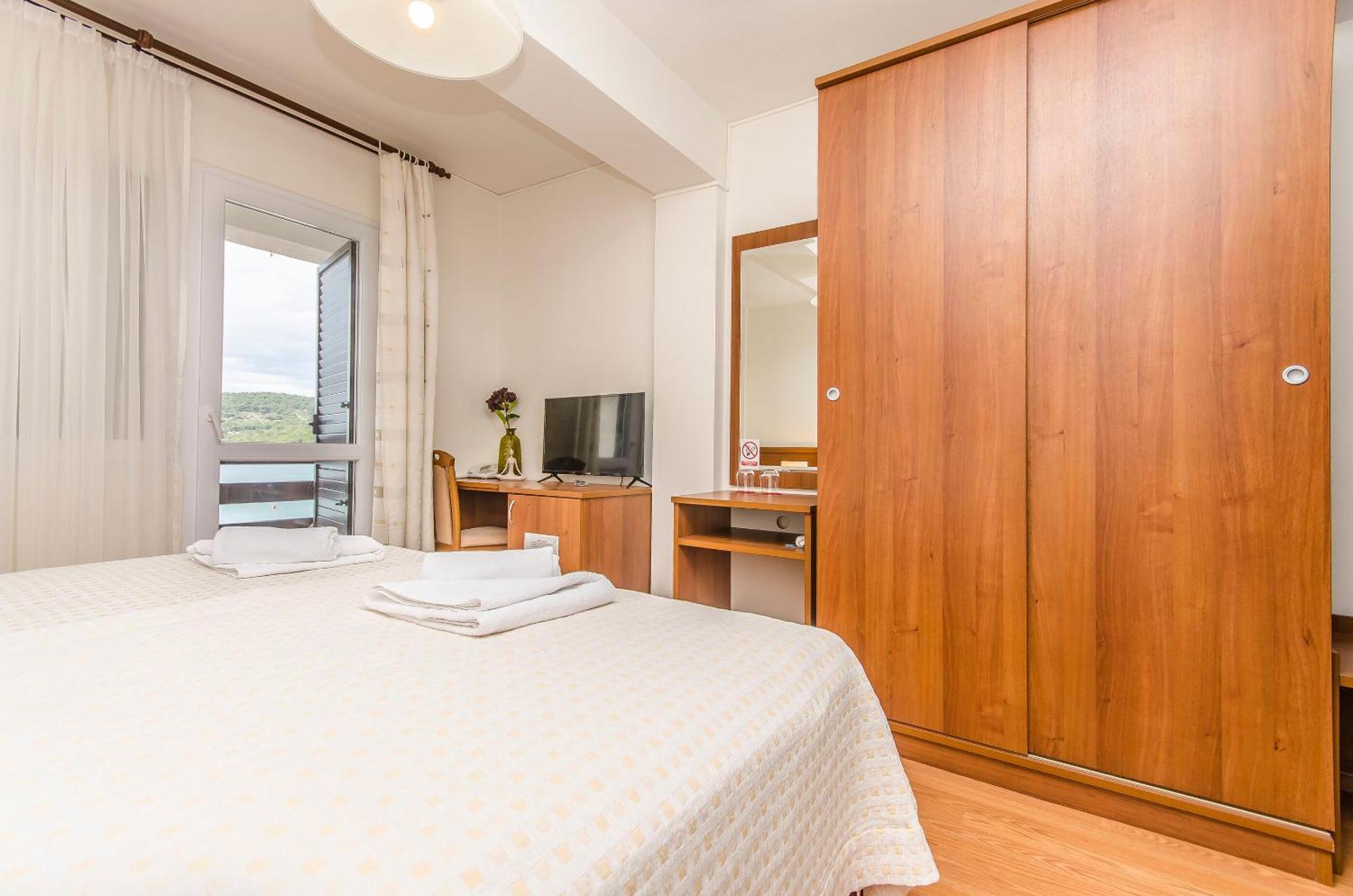 House Hotel Plava Laguna Tisno Exterior photo