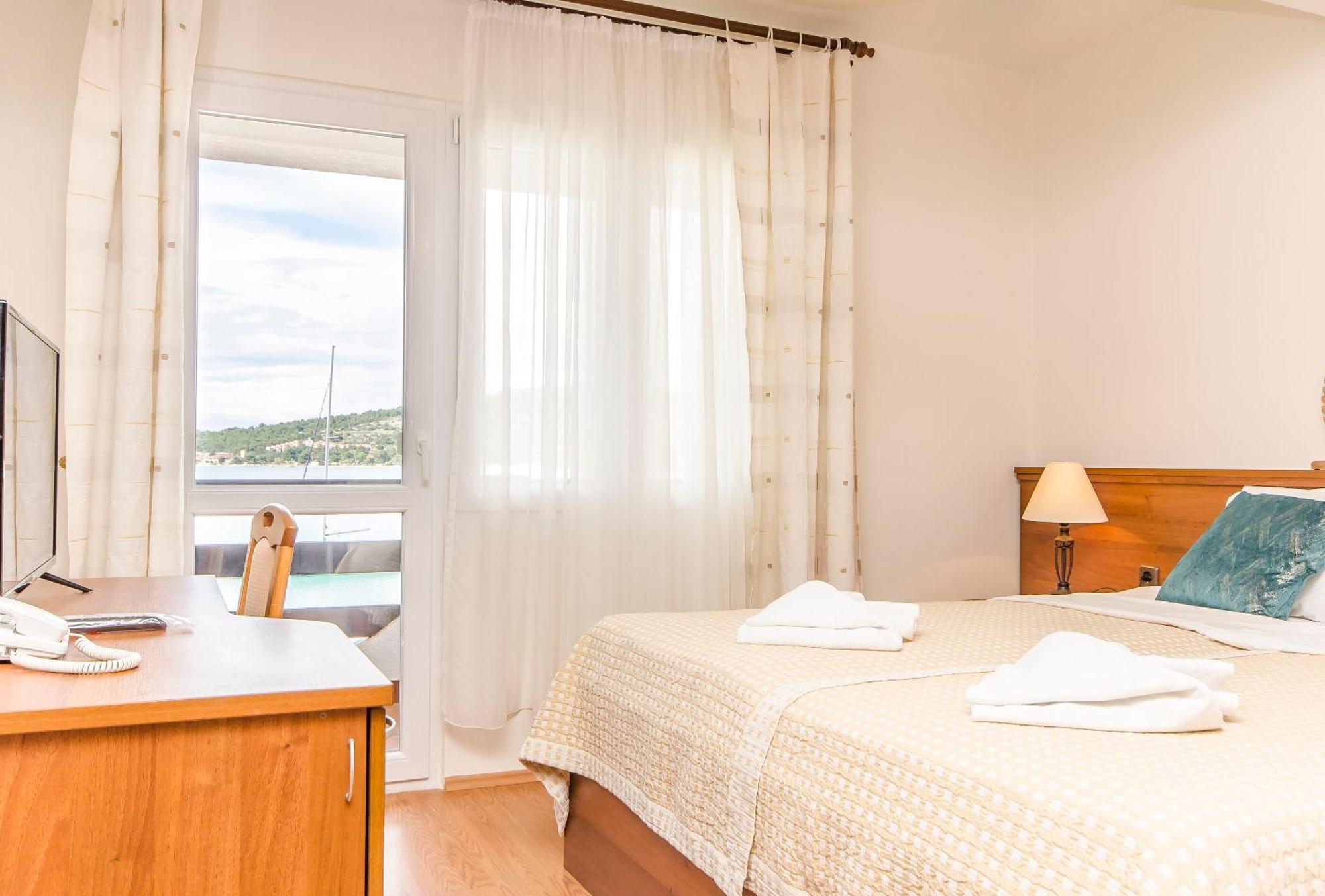 House Hotel Plava Laguna Tisno Exterior photo