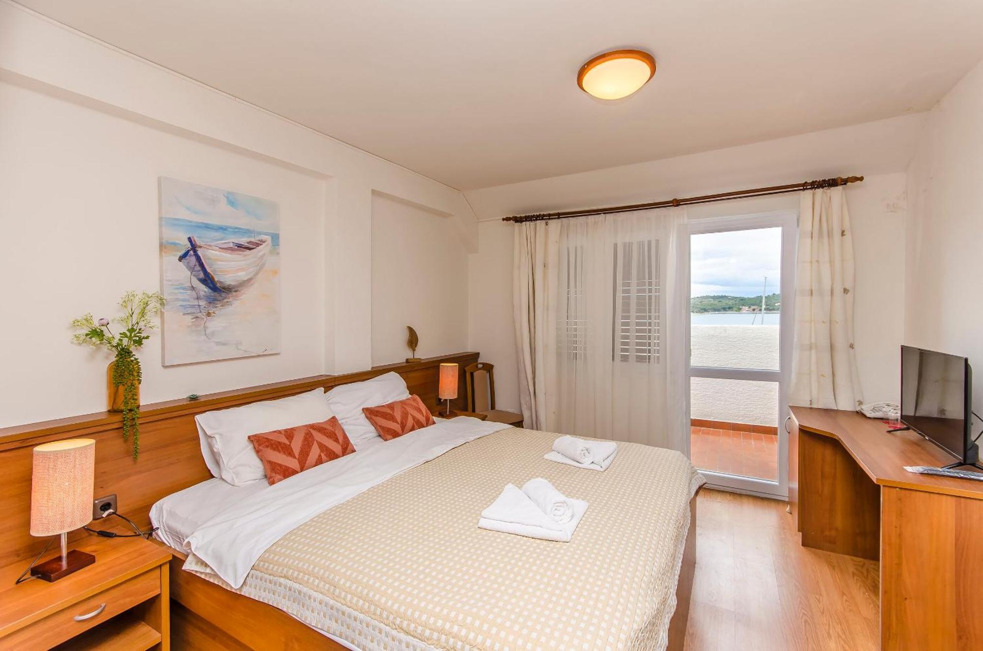 House Hotel Plava Laguna Tisno Exterior photo