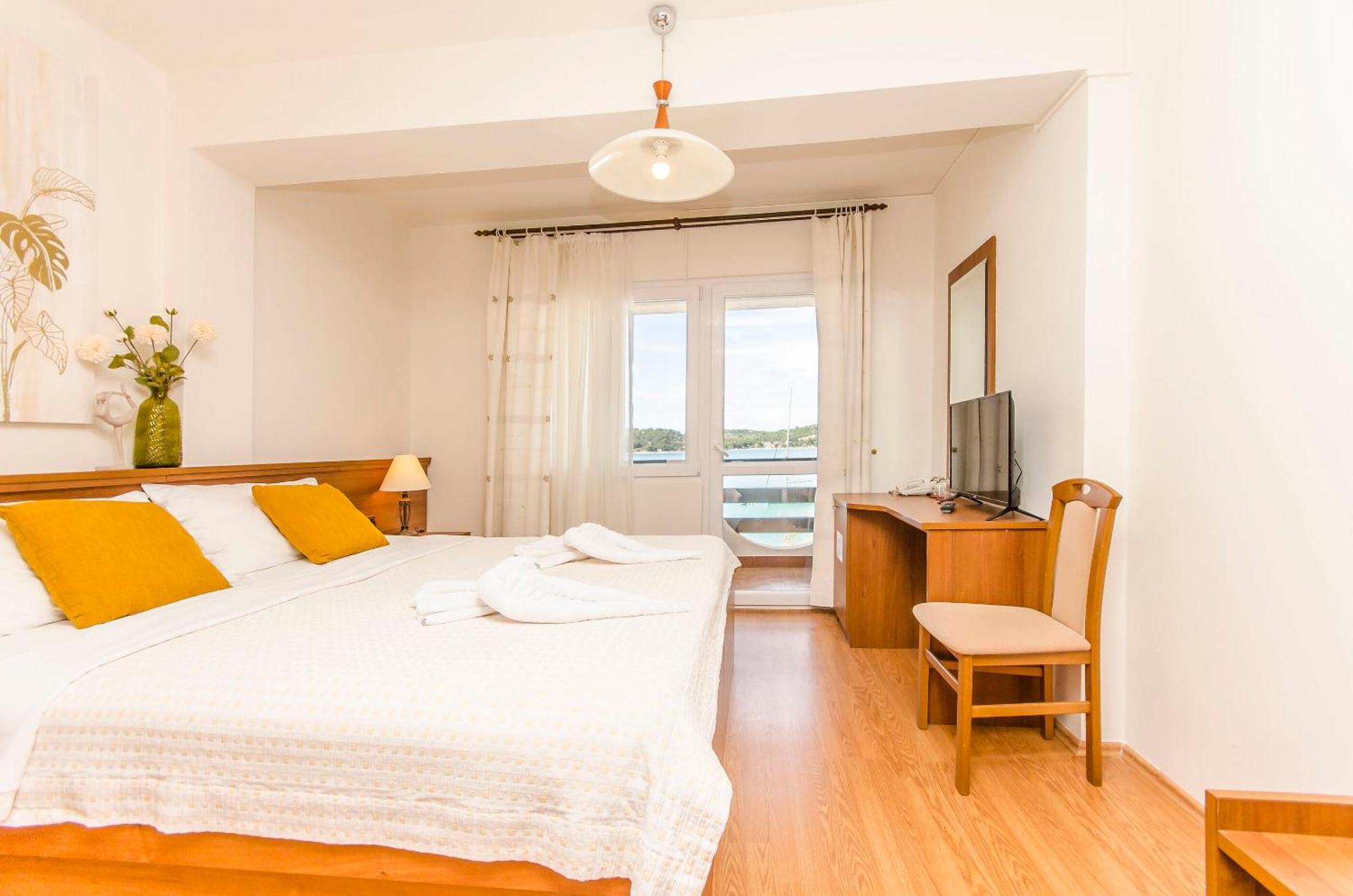House Hotel Plava Laguna Tisno Exterior photo